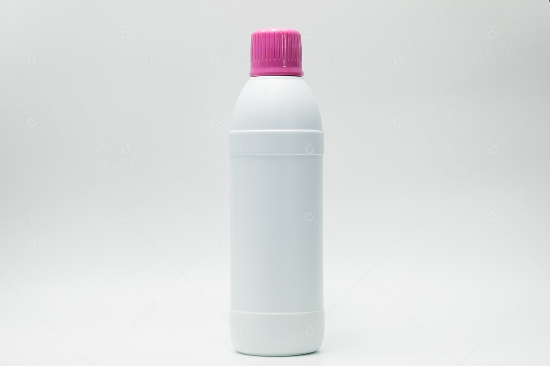 Garrafa de plástico branca com tampa rosa isolada no fundo branco