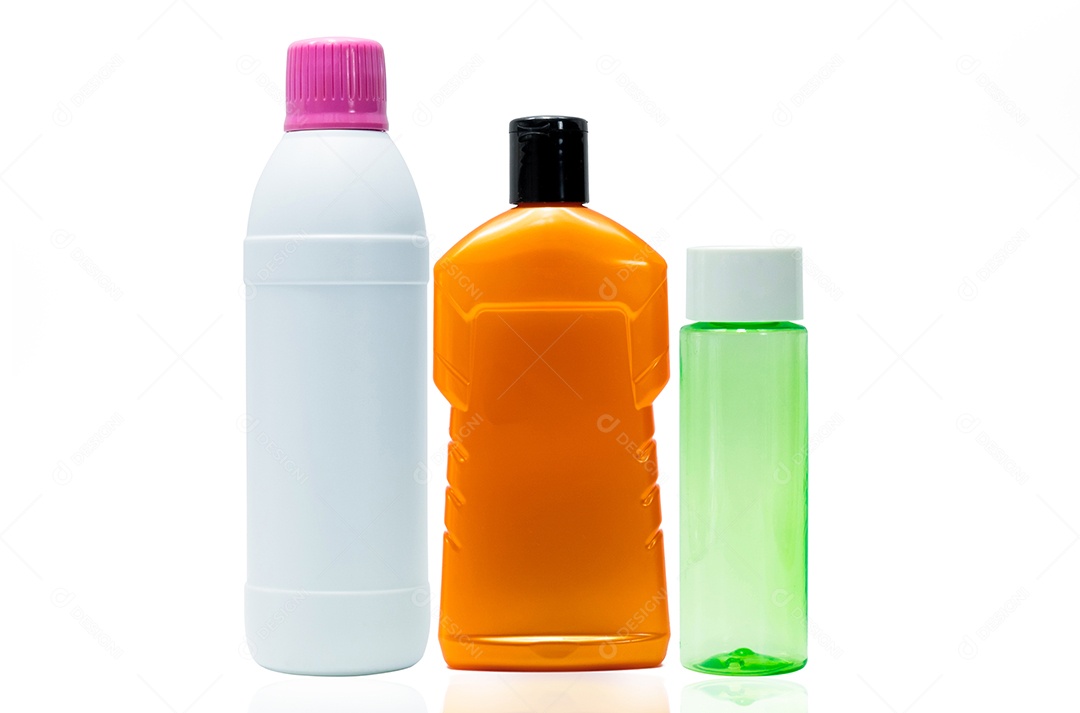 Garrafa de plástico branca com tampa rosa isolada no fundo branco