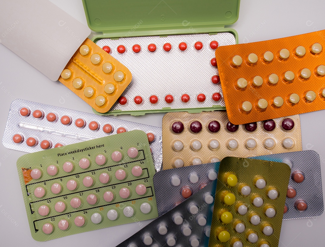 Vista superior pilha de pílulas anticoncepcionais em blister.