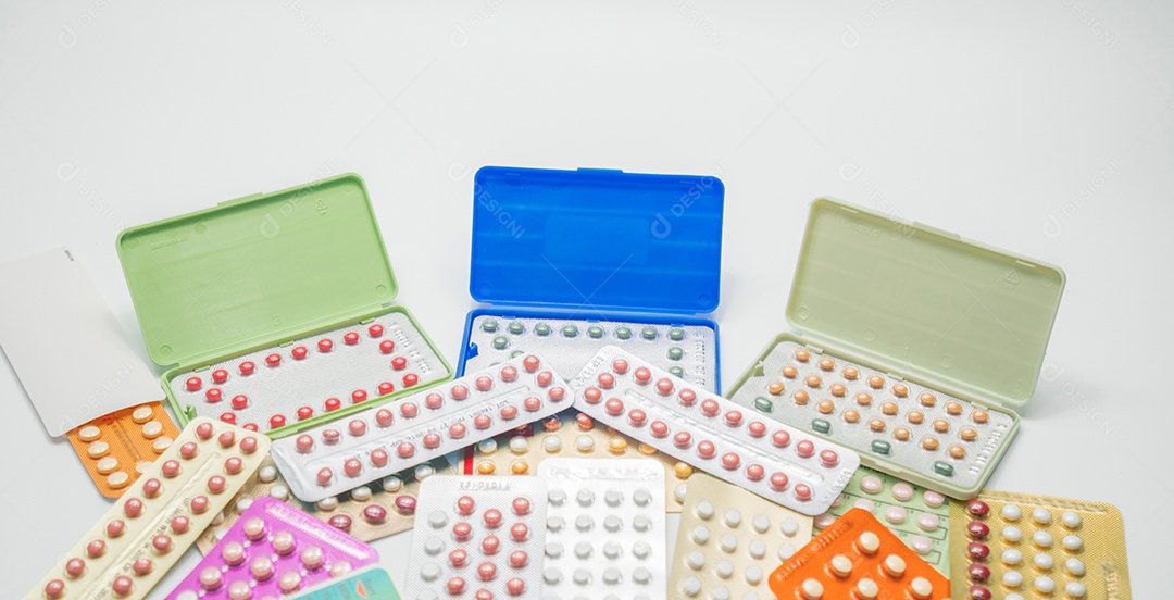 Vista superior pilha de pílulas anticoncepcionais em blister.