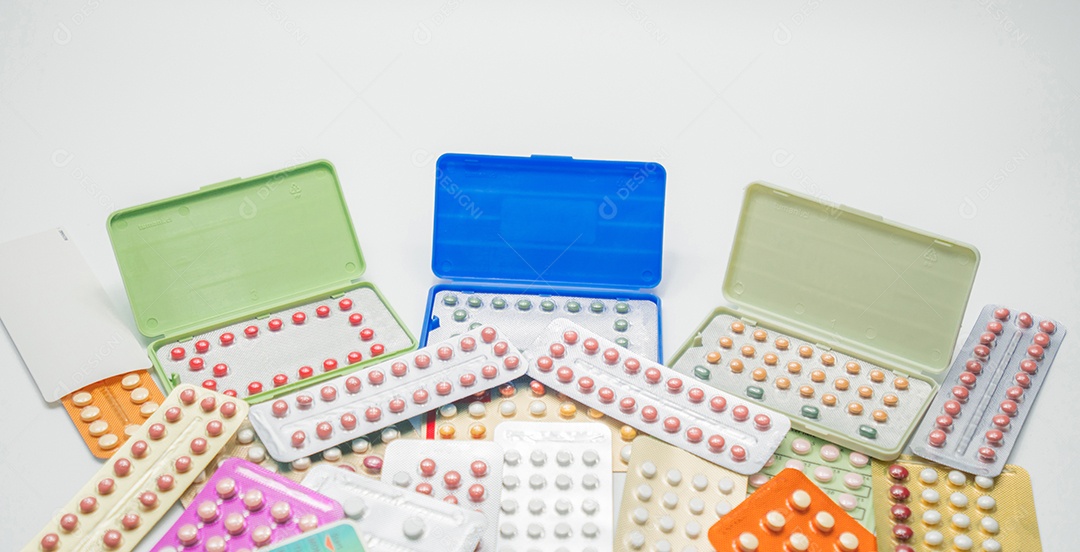 Pilha de pílulas anticoncepcionais em blister. Pílulas anticoncepcionais