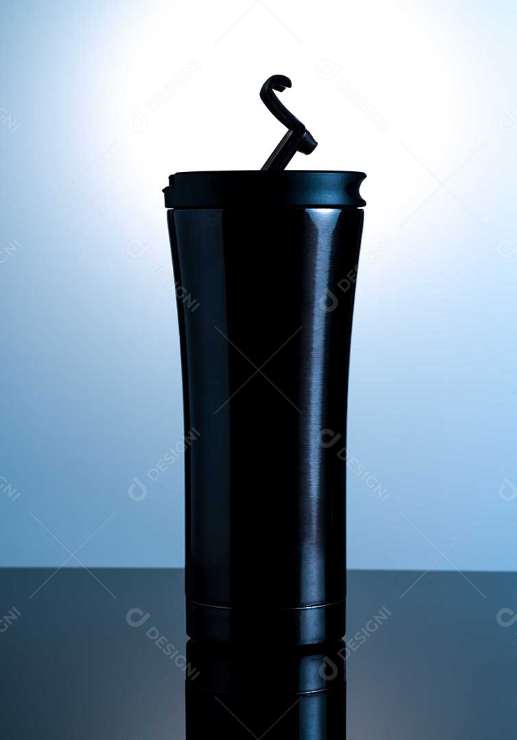 Garrafa térmica com tampa aberta isolada na mesa preta.