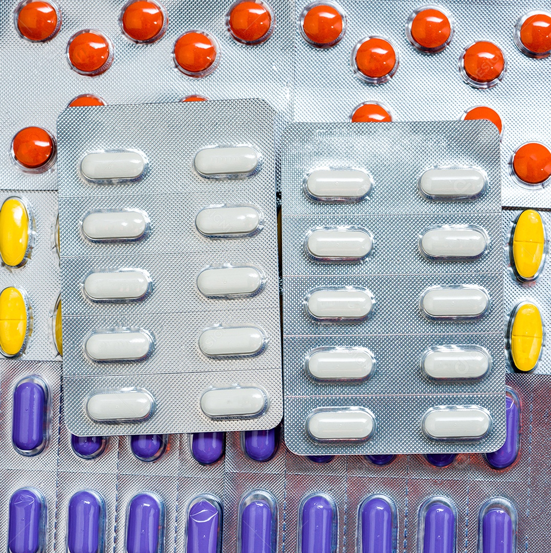 Pilha de comprimidos coloridos em blisters. carro de saúde global