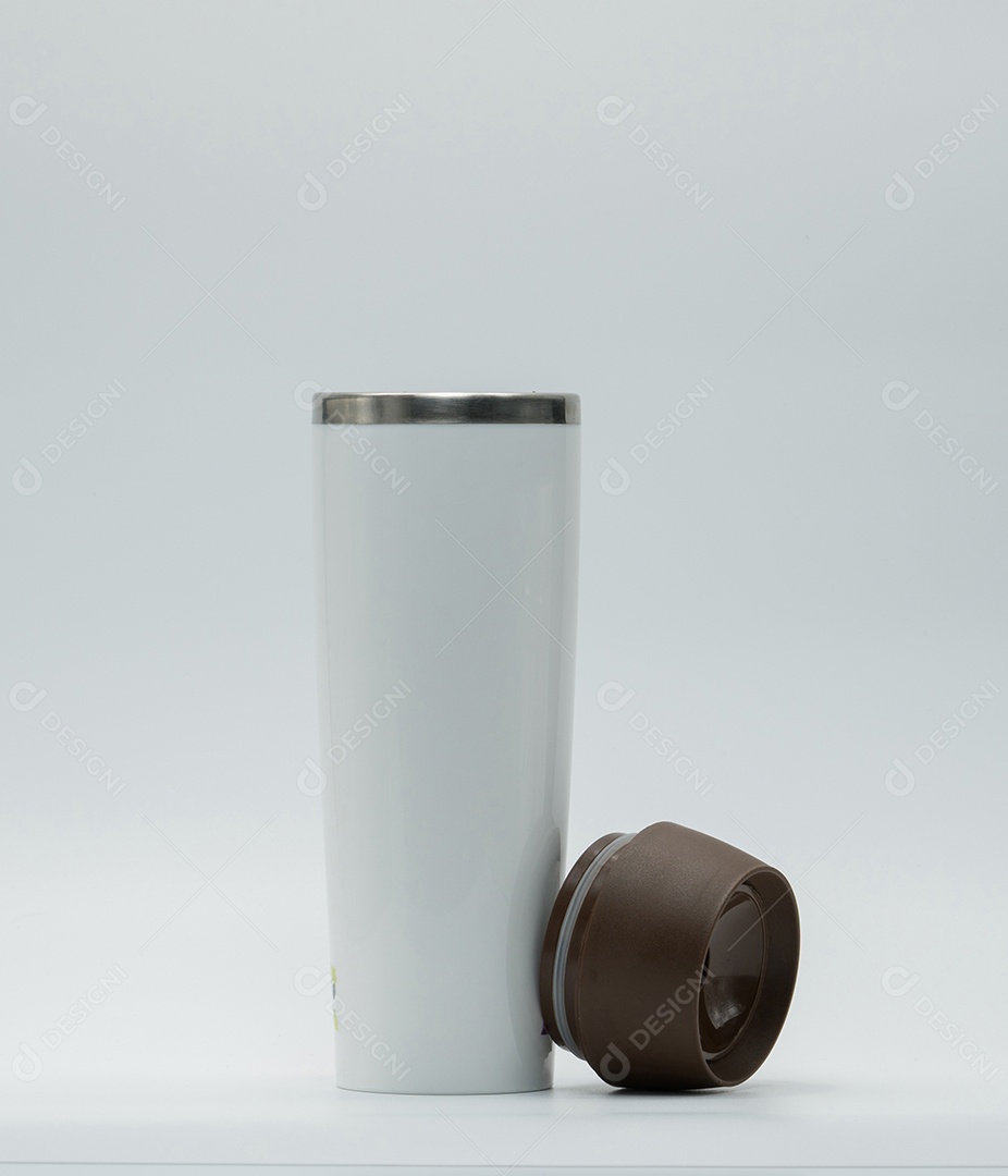 Garrafa térmica isolada no fundo branco. Reutilização de café ou chá