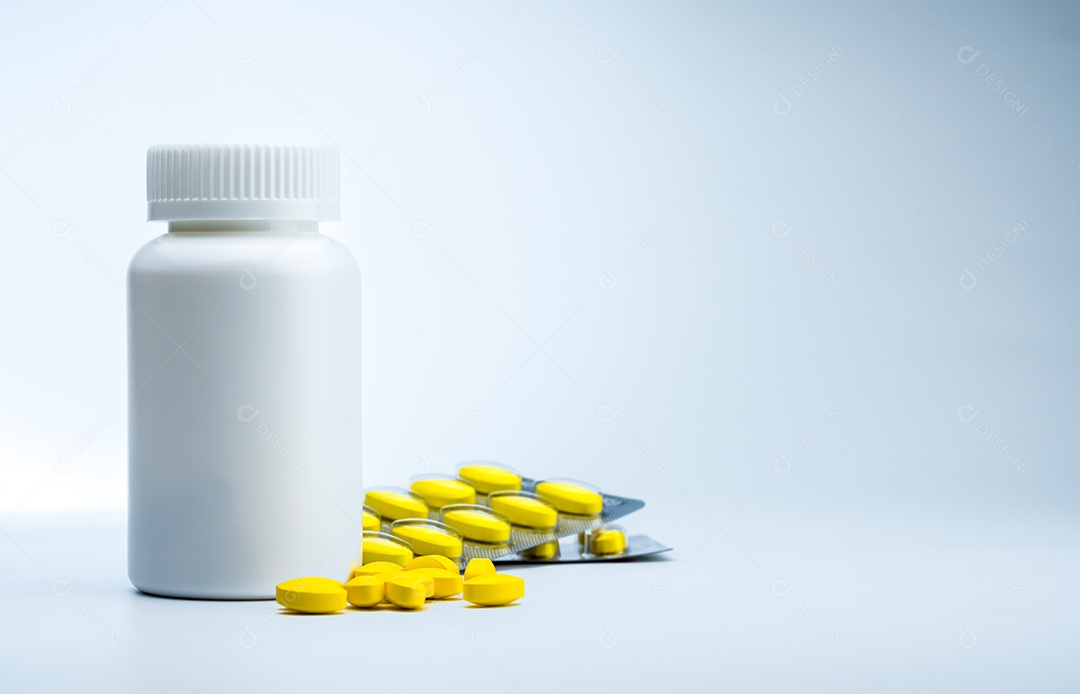 Pílulas de comprimido oval amarelo e garrafa de plástico com rótulo em branco.