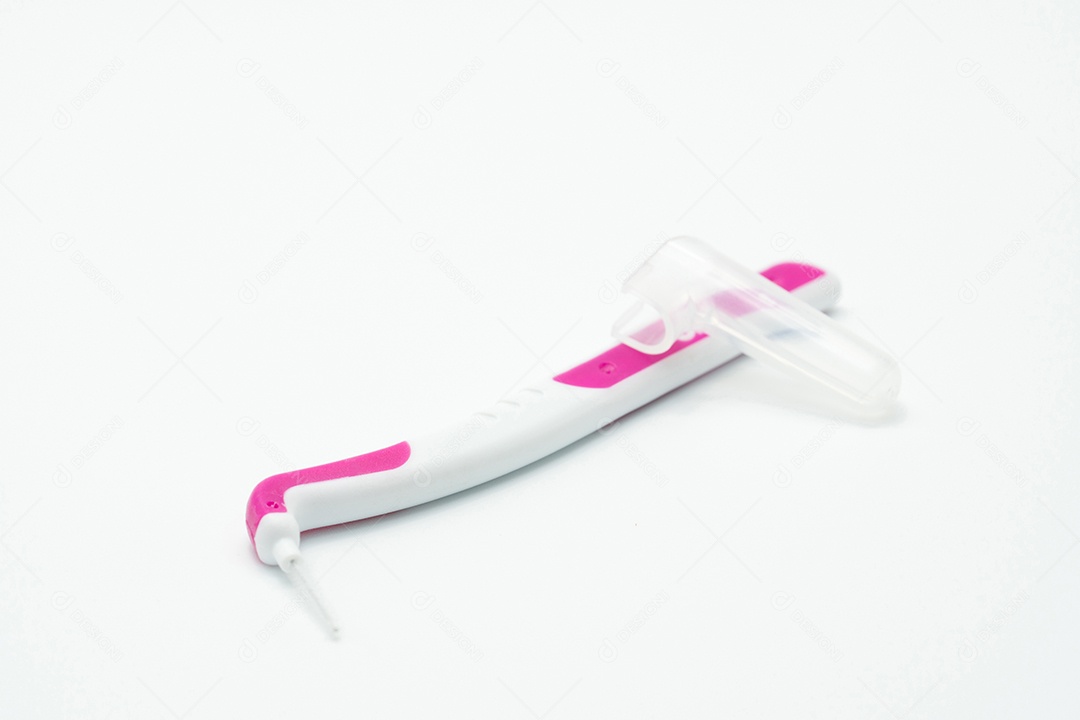 Escova interdental com cabo de plástico branco e rosa isolado