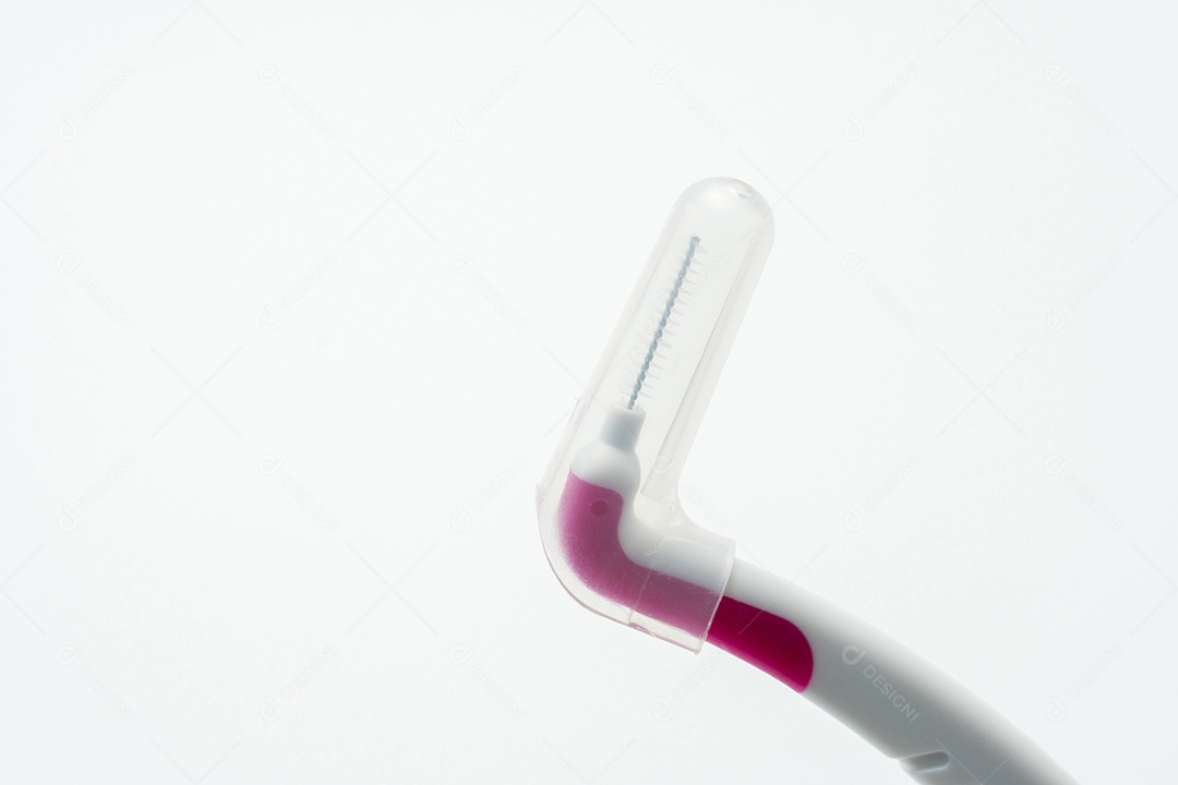Escova interdental com cabo de plástico branco e rosa isolado