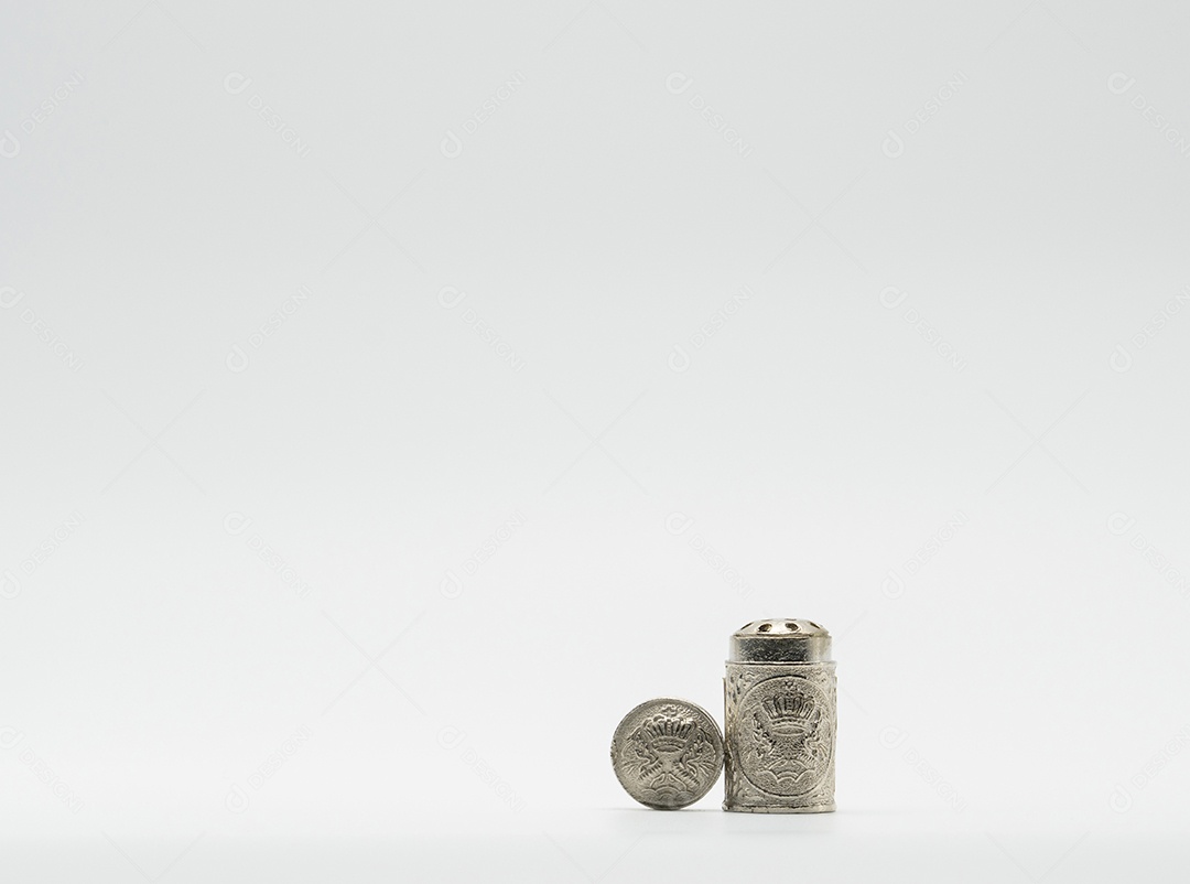 Inalador tailandês com embalagem tradicional em fundo branco.