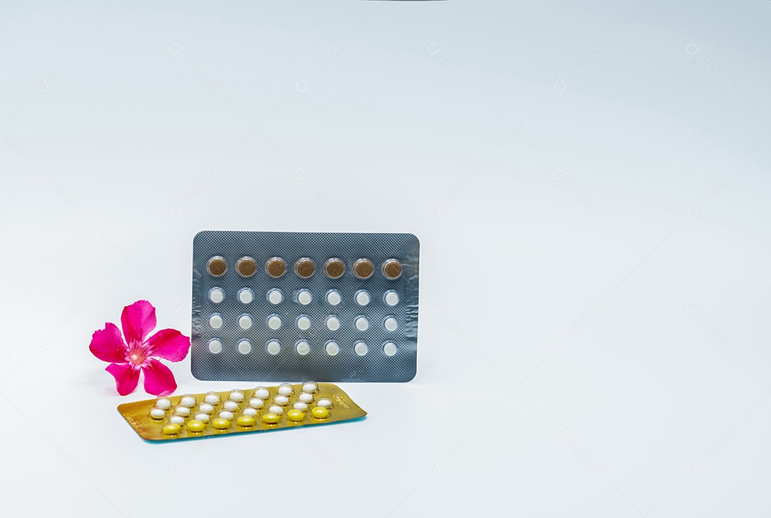 Pílulas anticoncepcionais ou pílulas anticoncepcionais com flor rosa