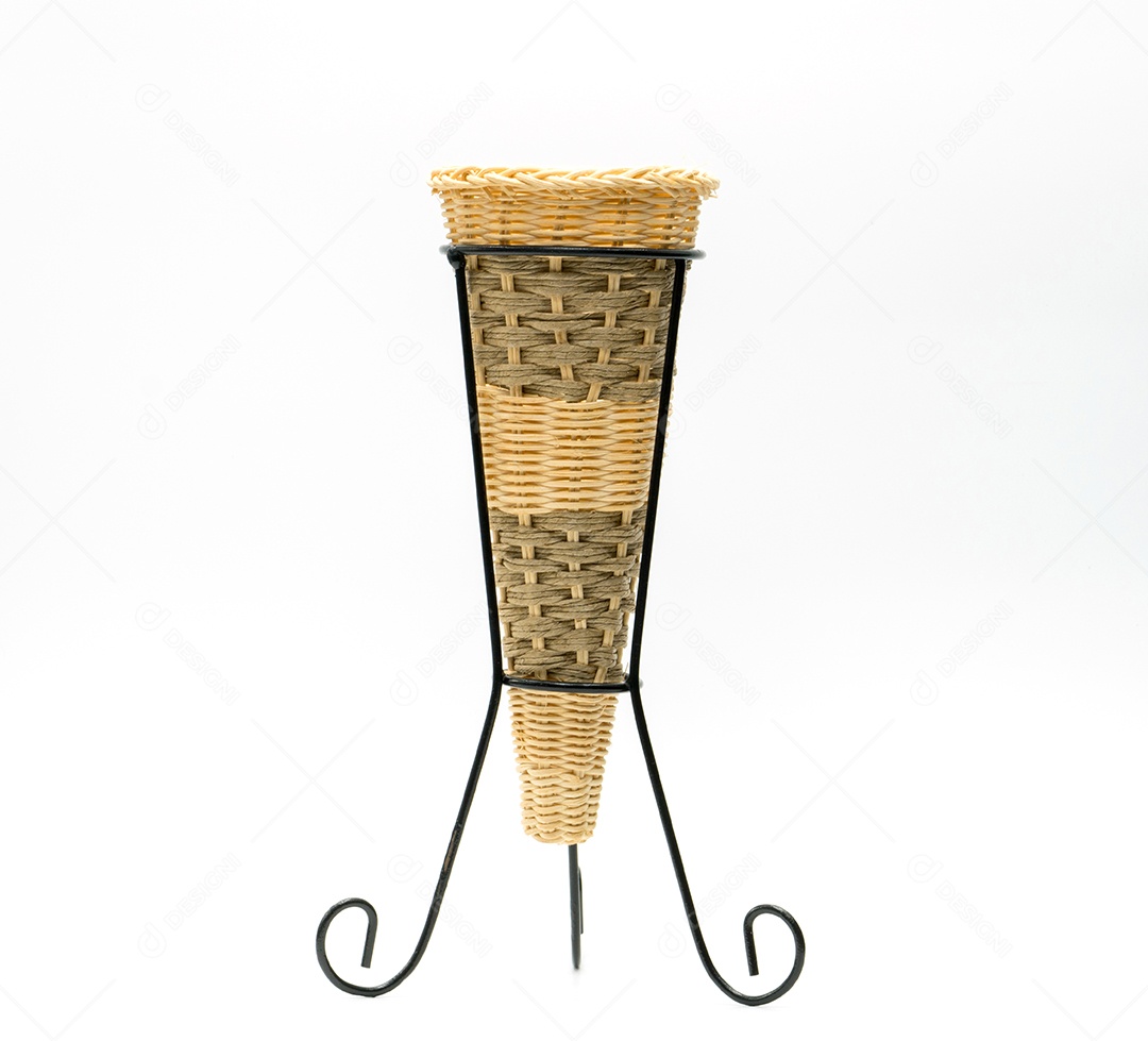 Os vasos são feitos de vime, colocados sobre uma base de ferro forjado