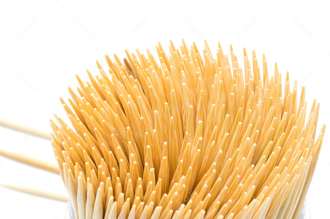 Vista superior de palitos de bambu em recipiente redondo isolado no fundo branco