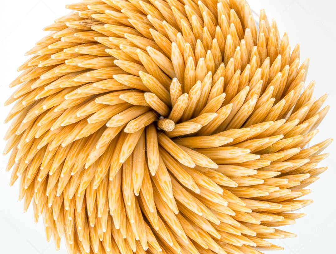 Vista superior de palitos de bambu em recipiente redondo isolado no fundo branco