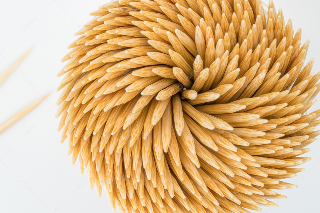 Vista superior de palitos de bambu em recipiente redondo isolado no fundo branco