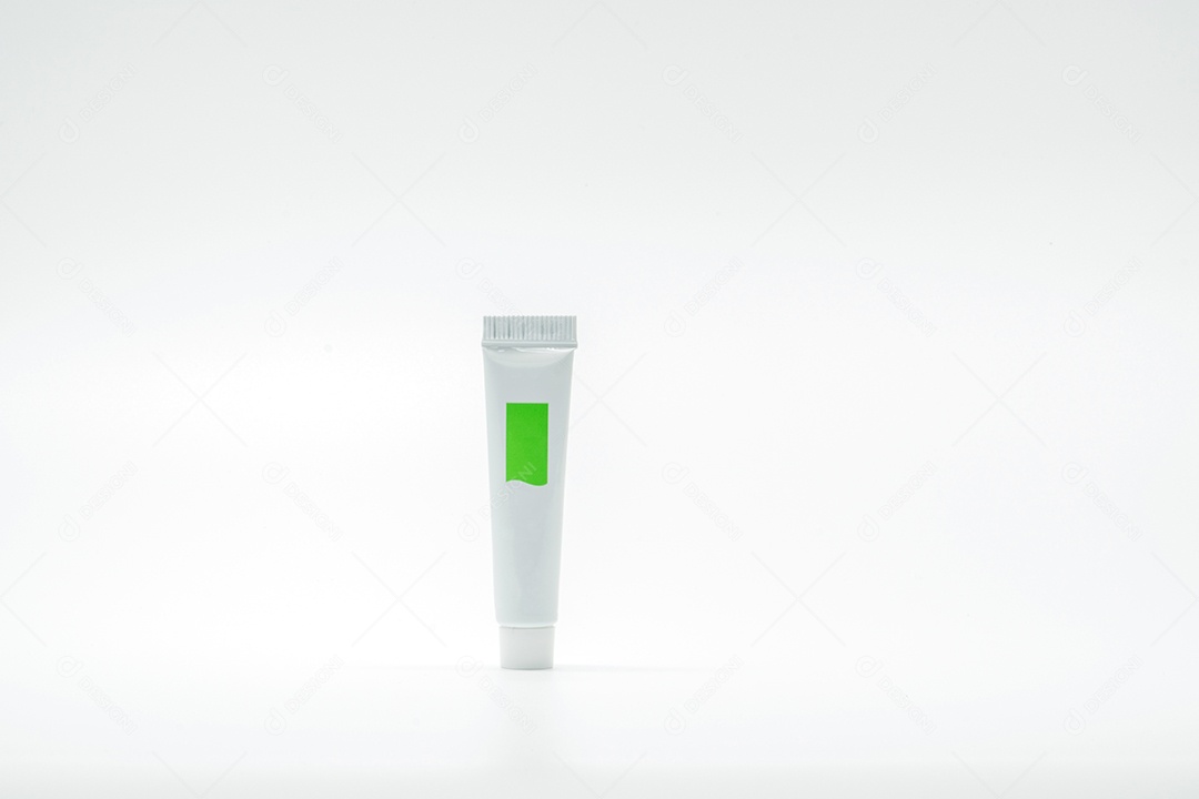 Tubo cosmético isolado no fundo branco com espaço de cópia para texto