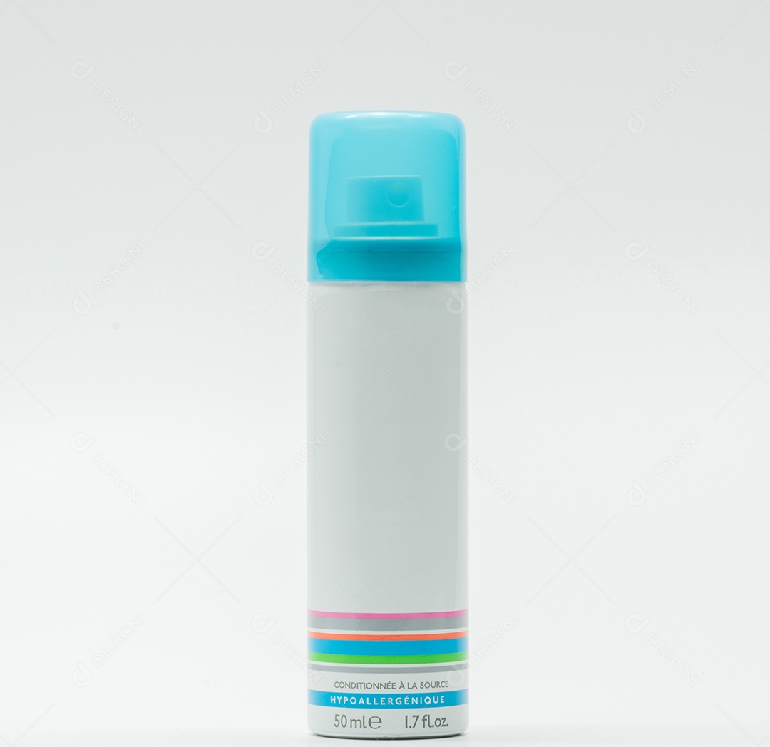 Frasco de spray facial e tampa azul com rótulo em branco isolado no fundo branco