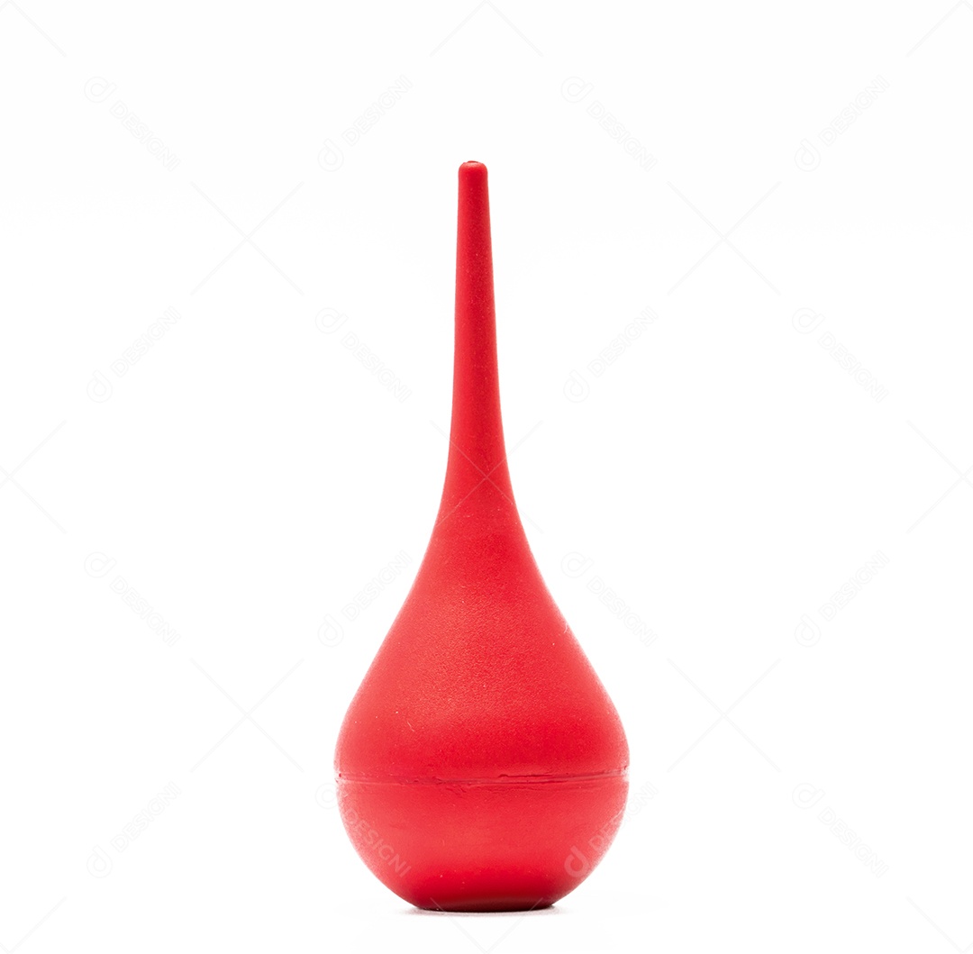 Bola de seringa de borracha vermelha isolada no fundo branco.