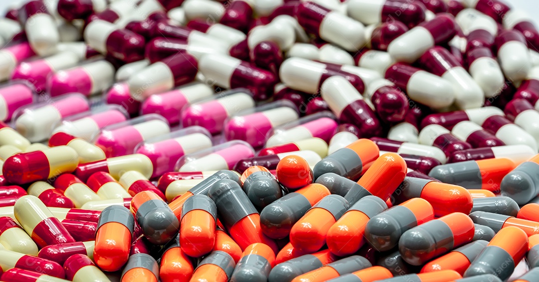 Pilha de comprimidos de cápsulas de antibióticos. Indústria farmacêutica.