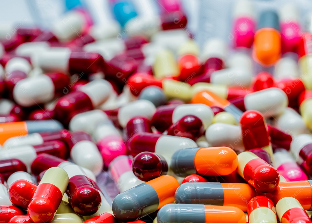 Pilha de comprimidos de cápsulas de antibióticos. Indústria farmacêutica.