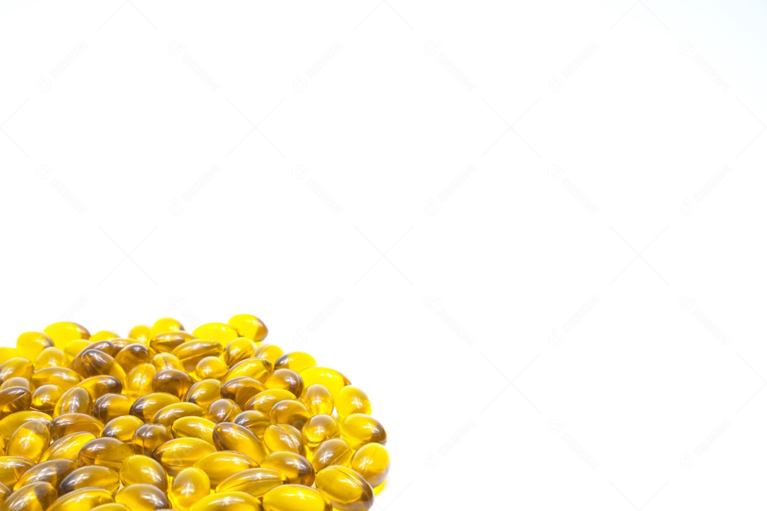 Cápsula de gel macio amarelo sobre fundo branco. Vitaminas e suplementos