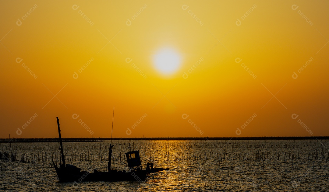 Belo pôr do sol sobre o mar com navio