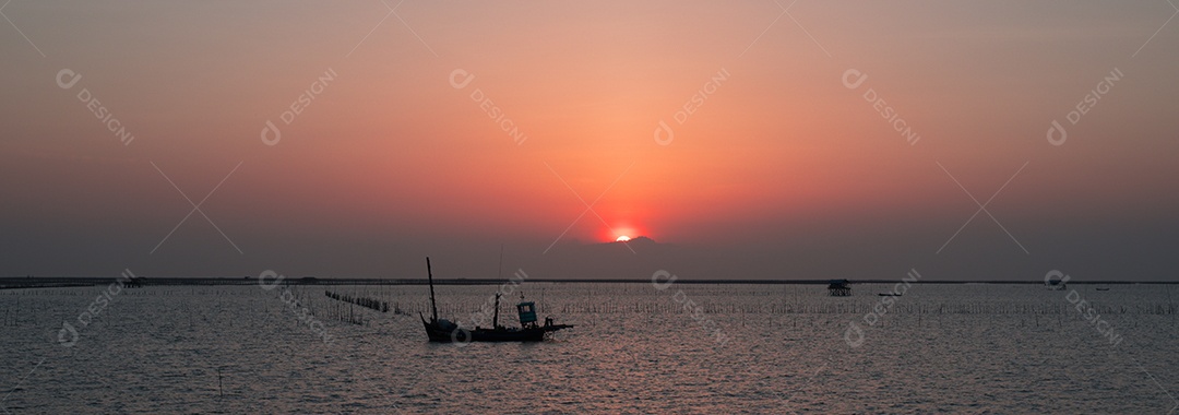 Belo pôr do sol sobre o mar com navio