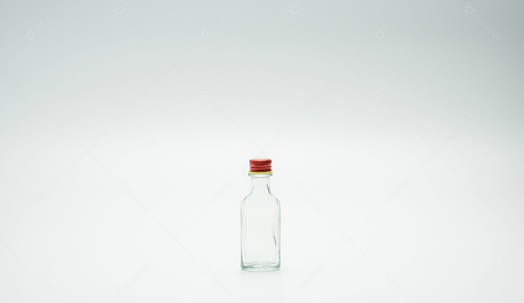 Frasco de vidro pequeno com design de gargalo estreito e tampa vermelha