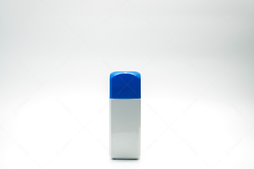 Garrafa de retângulo branco e tampa azul isolada no fundo branco