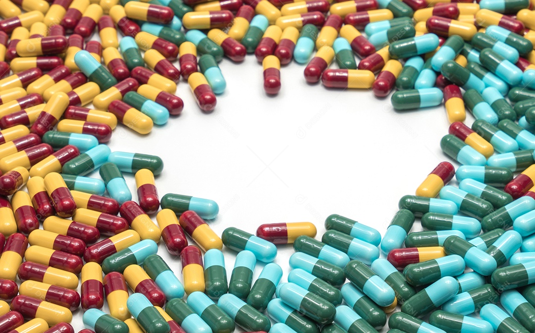 Pilha de comprimidos coloridos de cápsulas de antibióticos. Resistência a antibióticos