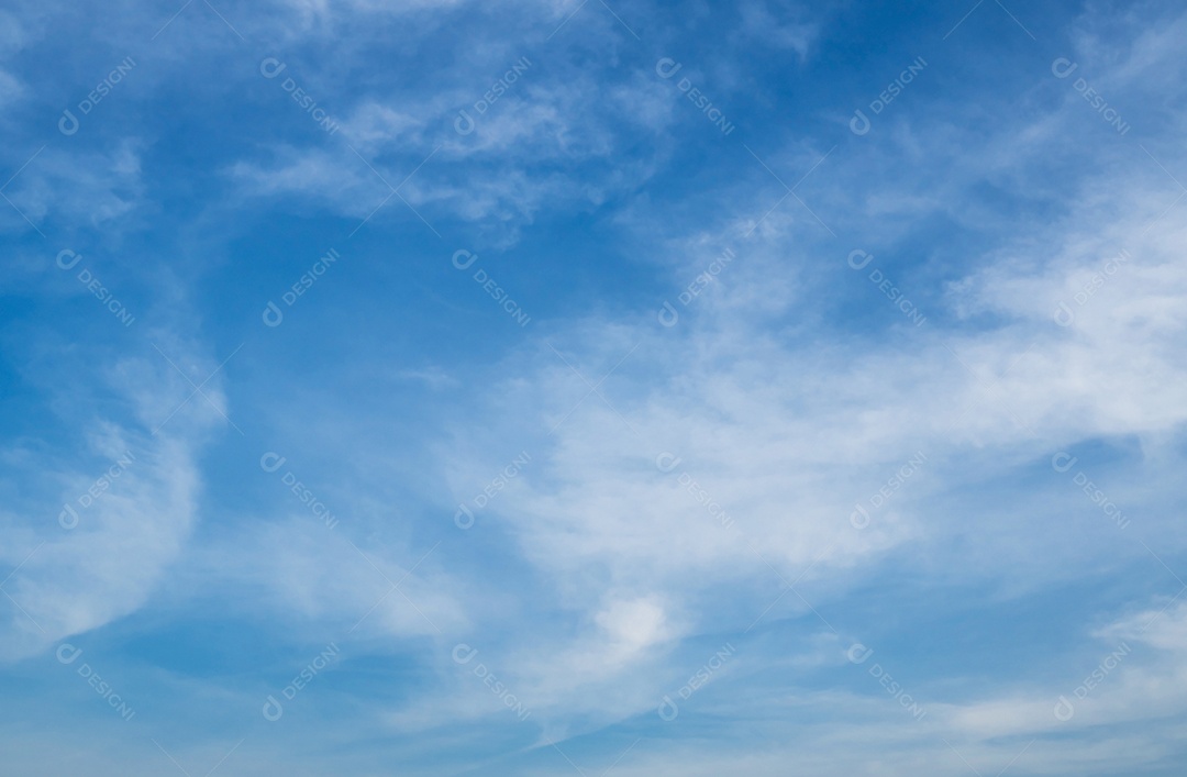 Lindo céu azul e nuvens brancas abstraem base.