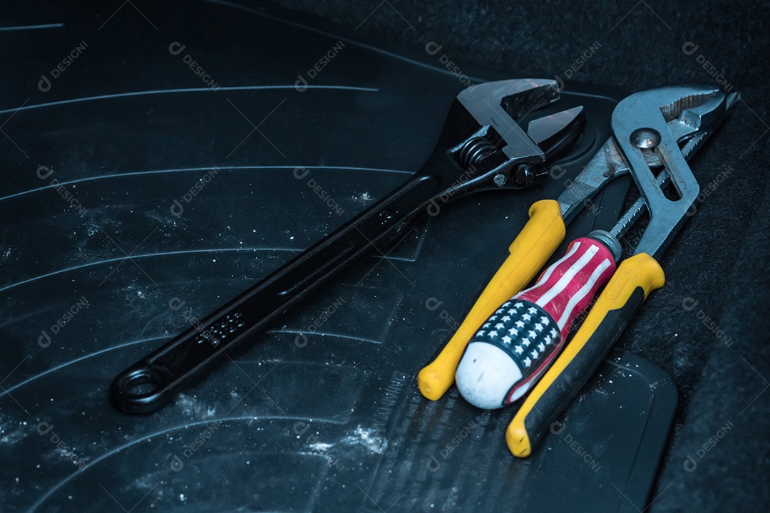 A ferramenta é colocada no lado do passageiro do carro