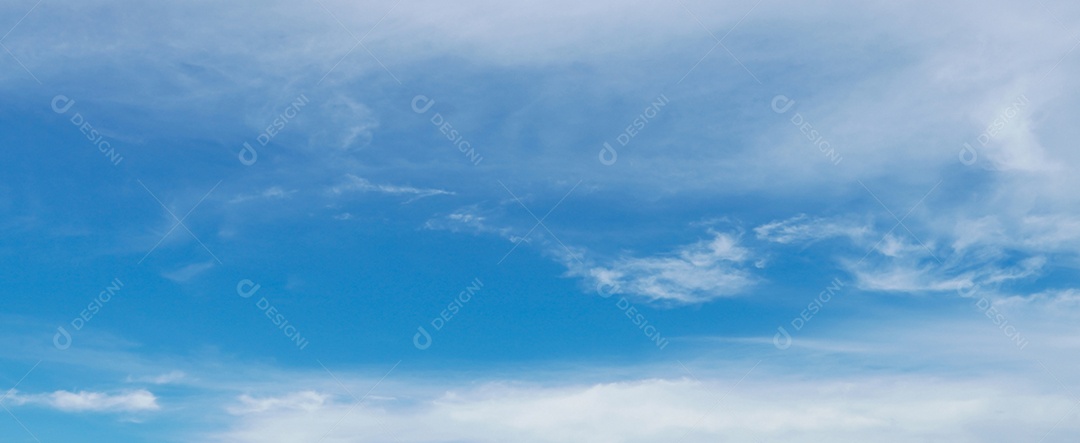 Lindo céu azul e nuvens brancas abstraem base.