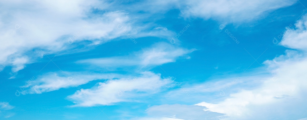 Lindo céu azul e nuvens brancas abstraem base.