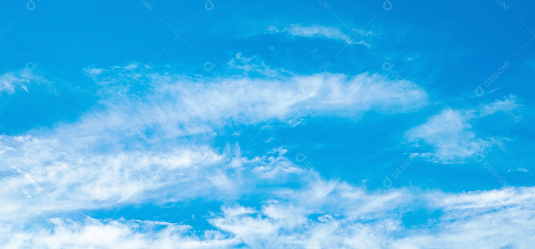 Lindo céu azul e nuvens brancas abstraem base.