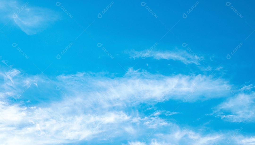Lindo céu azul e nuvens brancas abstraem base.