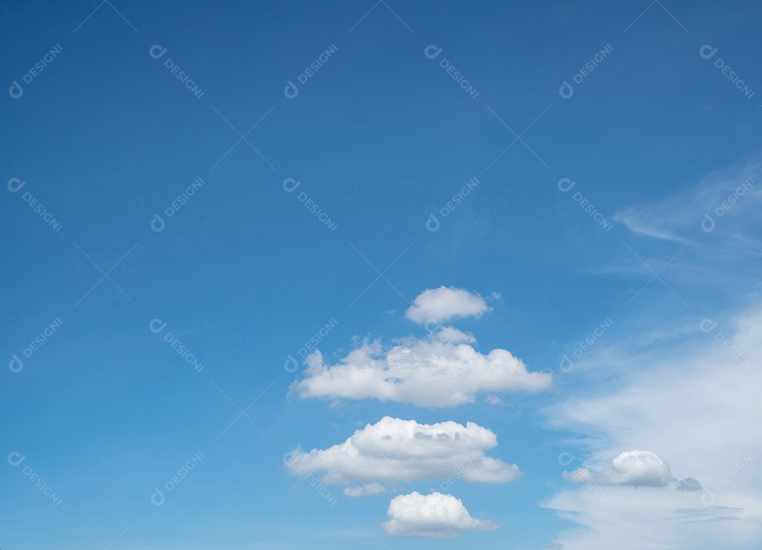 Lindo céu azul e nuvens cumulus brancas abstraem base.