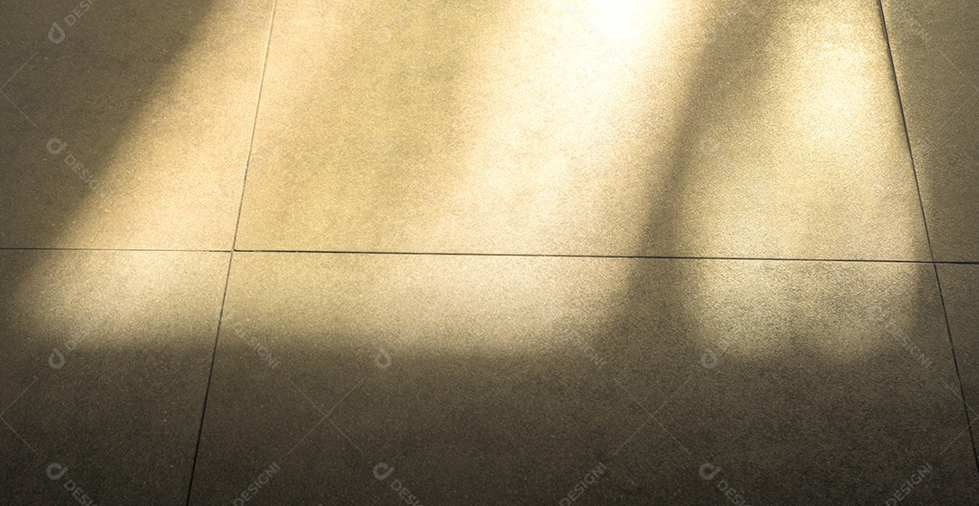 Piso de cimento com brilho ensolarado