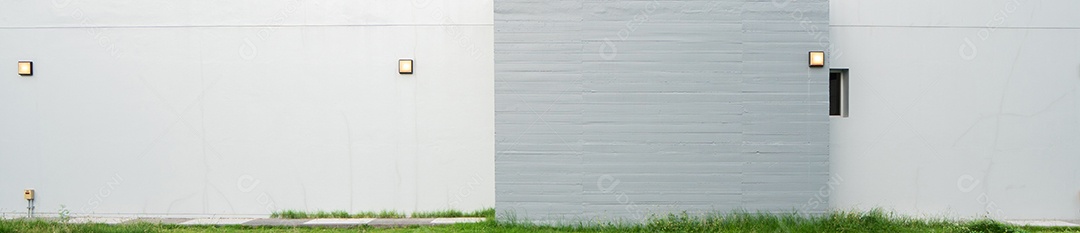 Parede de concreto cinza e grama verde na parte inferior