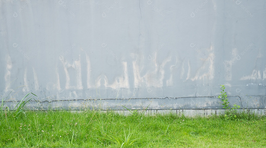 Velho muro de concreto cinza pálido e rachado