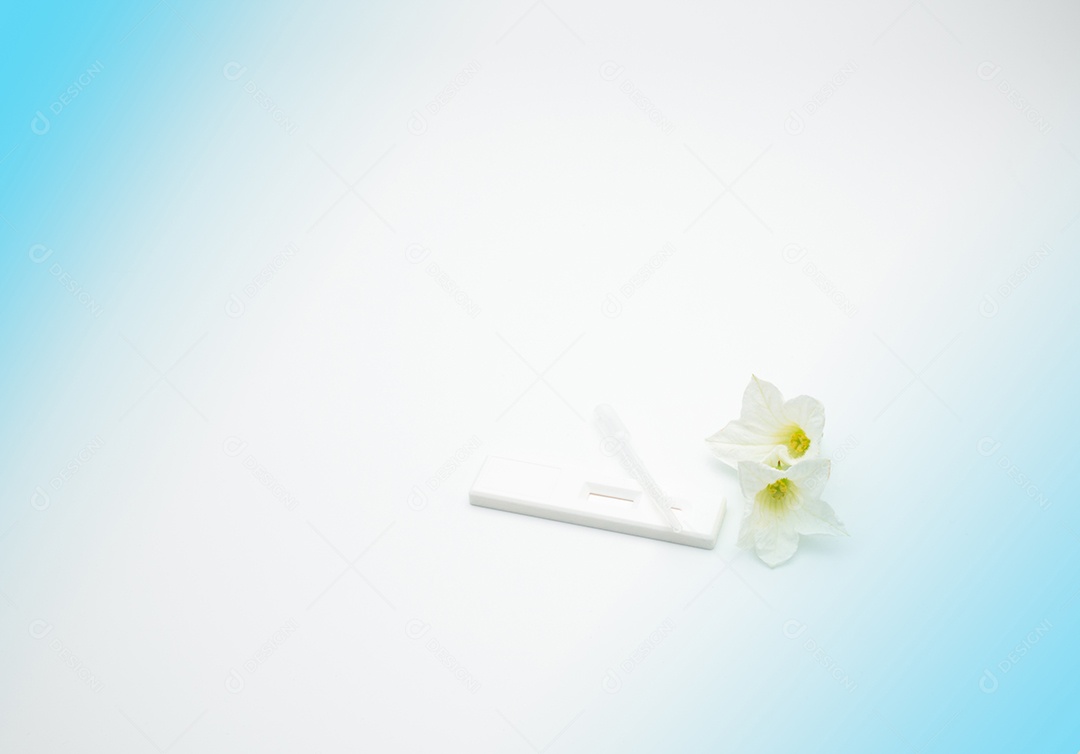 Teste de metanfetamina com conta-gotas de plástico e flor branca sobre fundo branco e azul