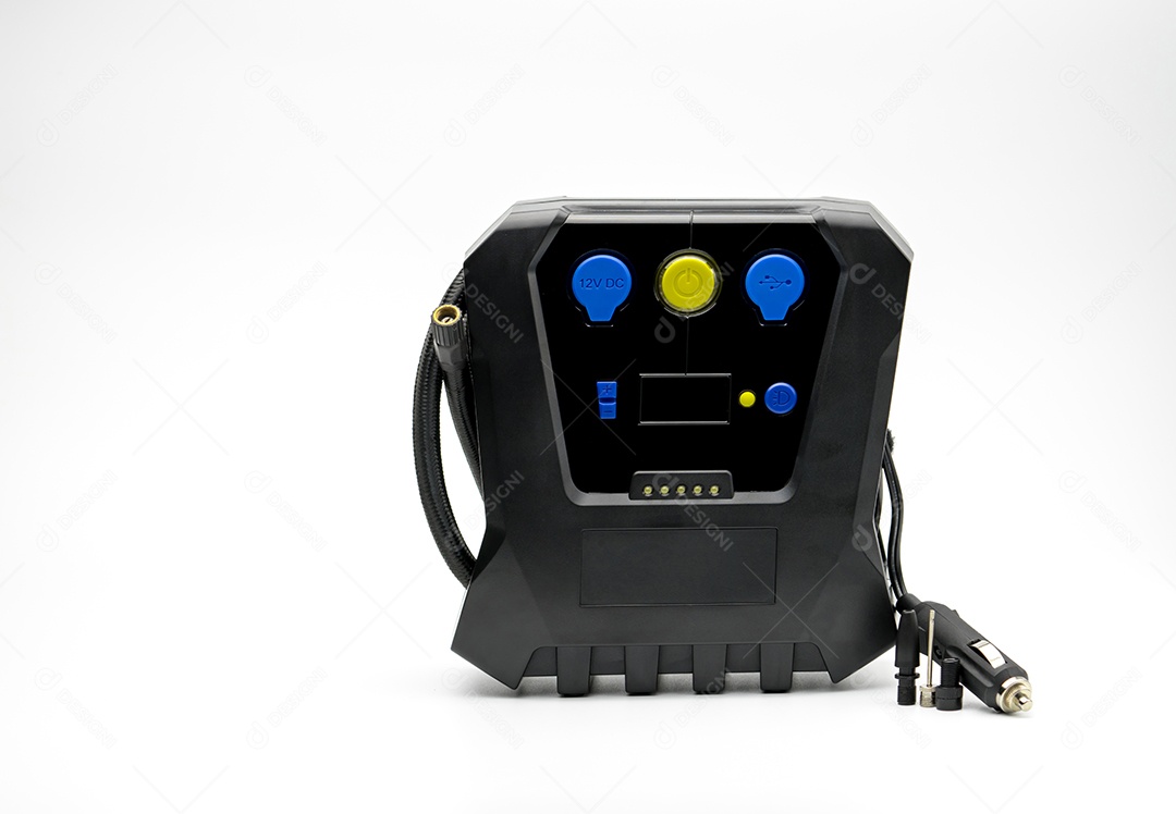 Inflador de pneus de emergência isolado no fundo branco com espaço de cópia