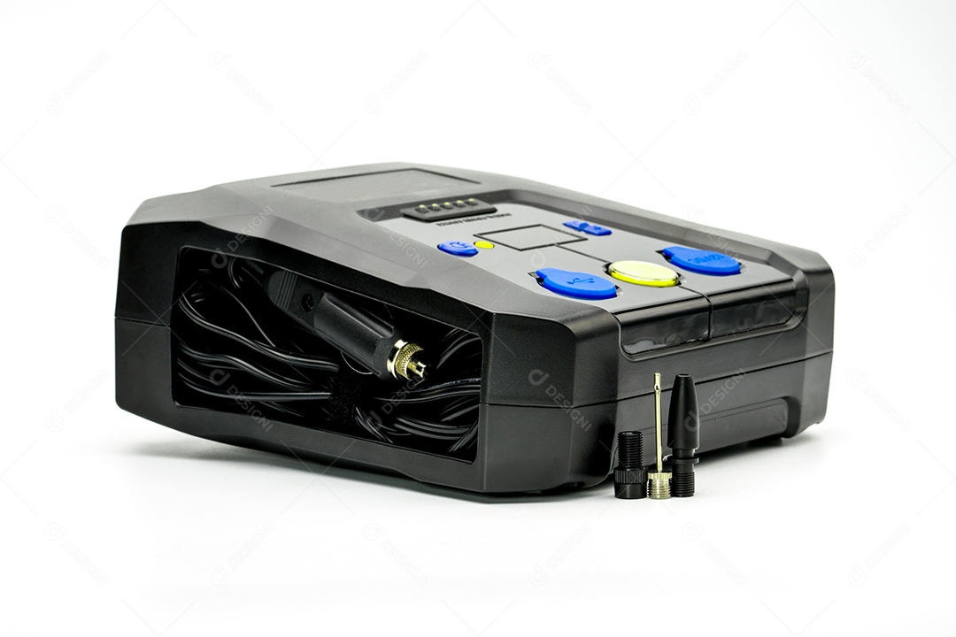 Inflador de pneus de emergência isolado no fundo branco com espaço de cópia