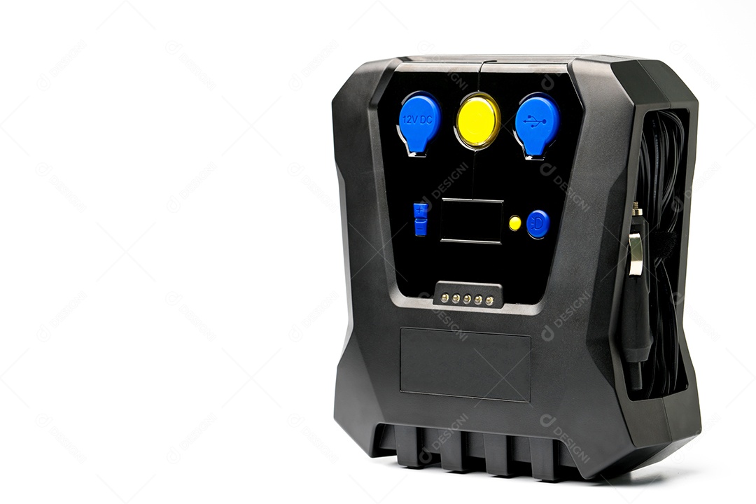 Inflador de pneus de emergência isolado no fundo branco