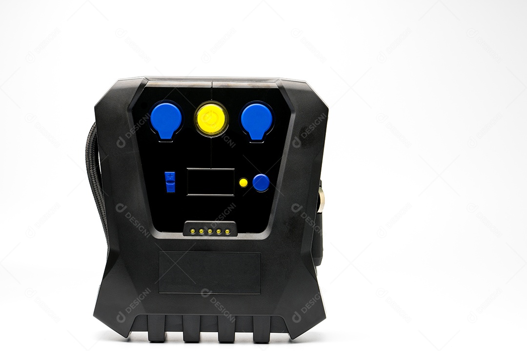 Inflador de pneus de emergência isolado no fundo branco