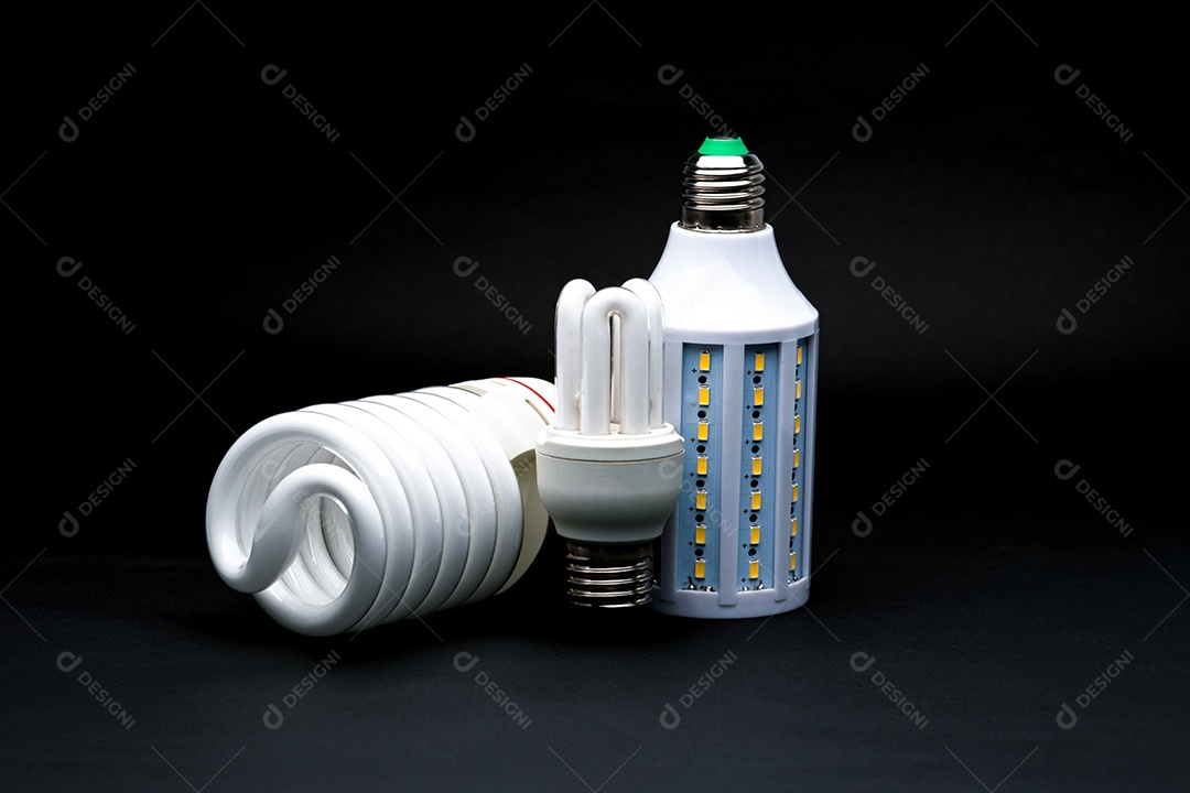 Diferentes tipos de lâmpada LED em fundo preto. tecnologia de luz LED