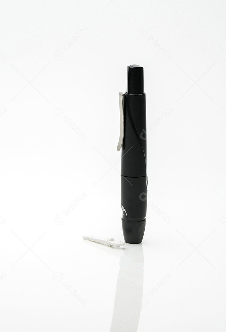 Dispositivo de caneta lancetagem isolado no fundo branco.