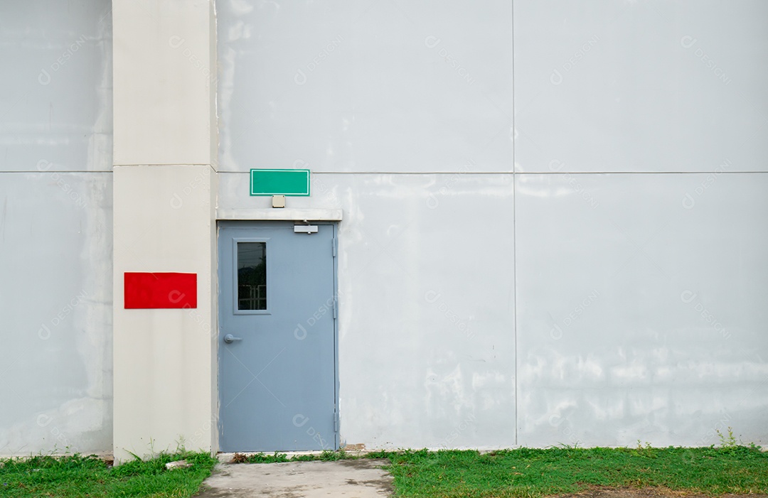 Porta cinza fechada com caixa de texto