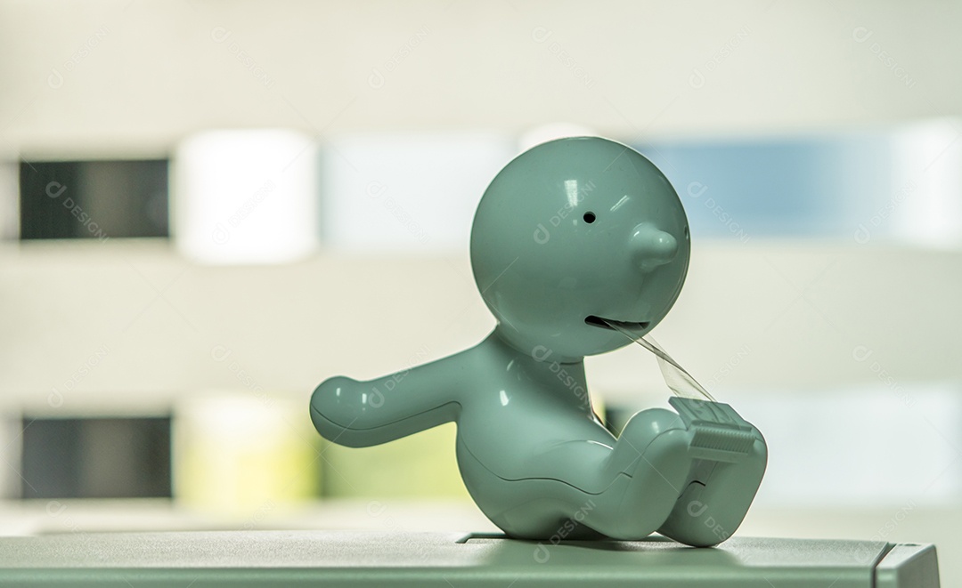 Dispensador de fita transparente com design moderno em mesa de escritório com fundo desfocado