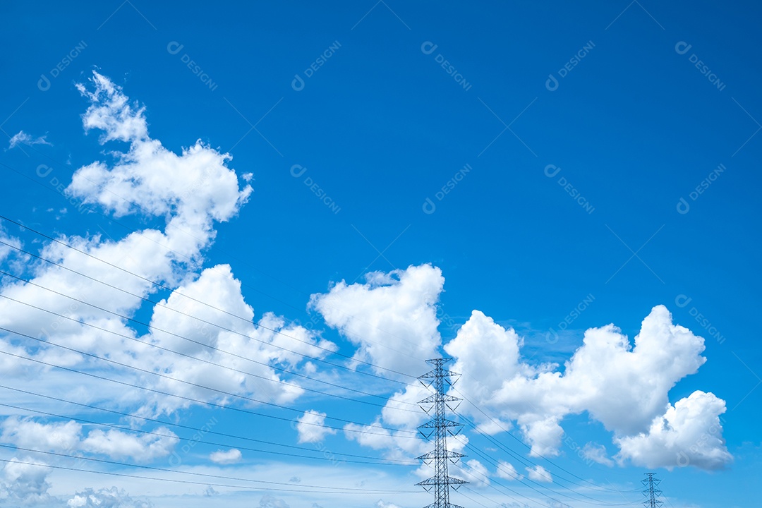Lindo céu azul e nuvens com torres de alta tensão