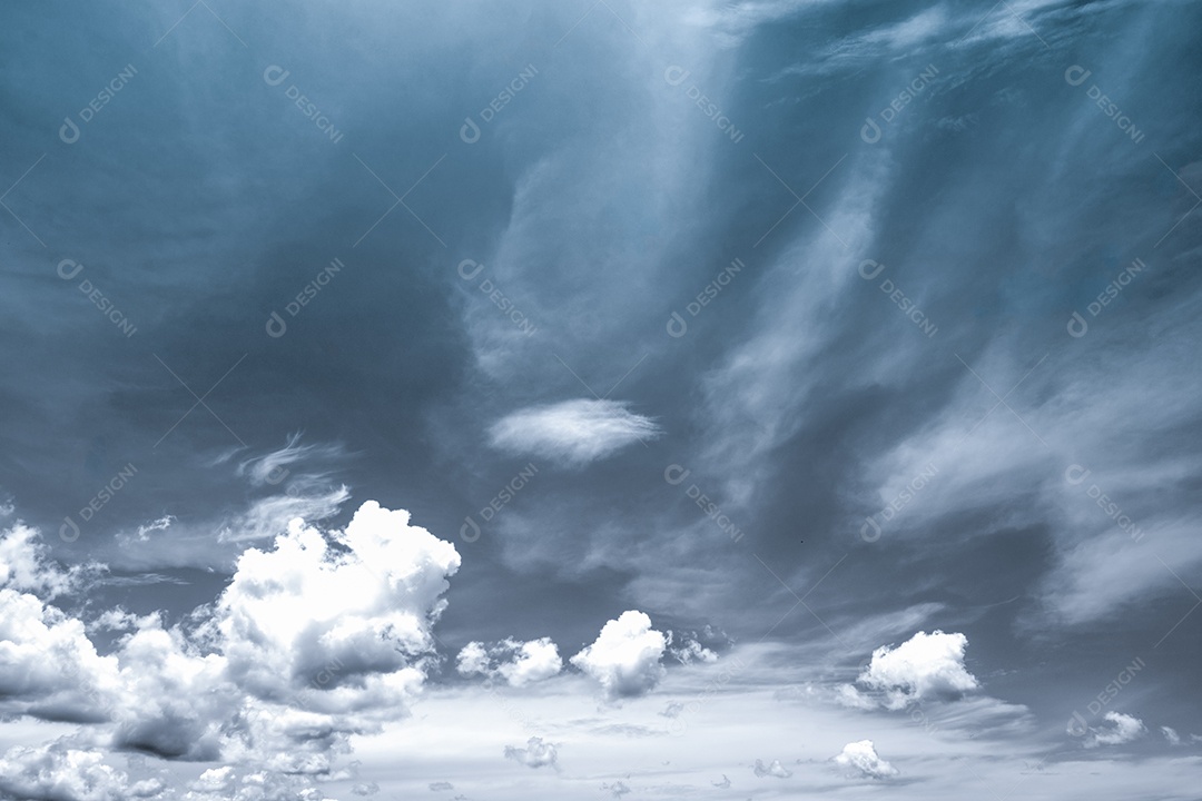 Cena preto e branco do fundo do céu e das nuvens