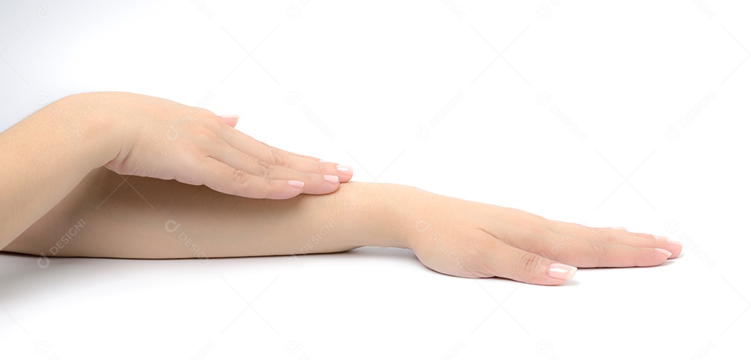 Mulher asiática segurando a mão vazia para produto ou texto isolado